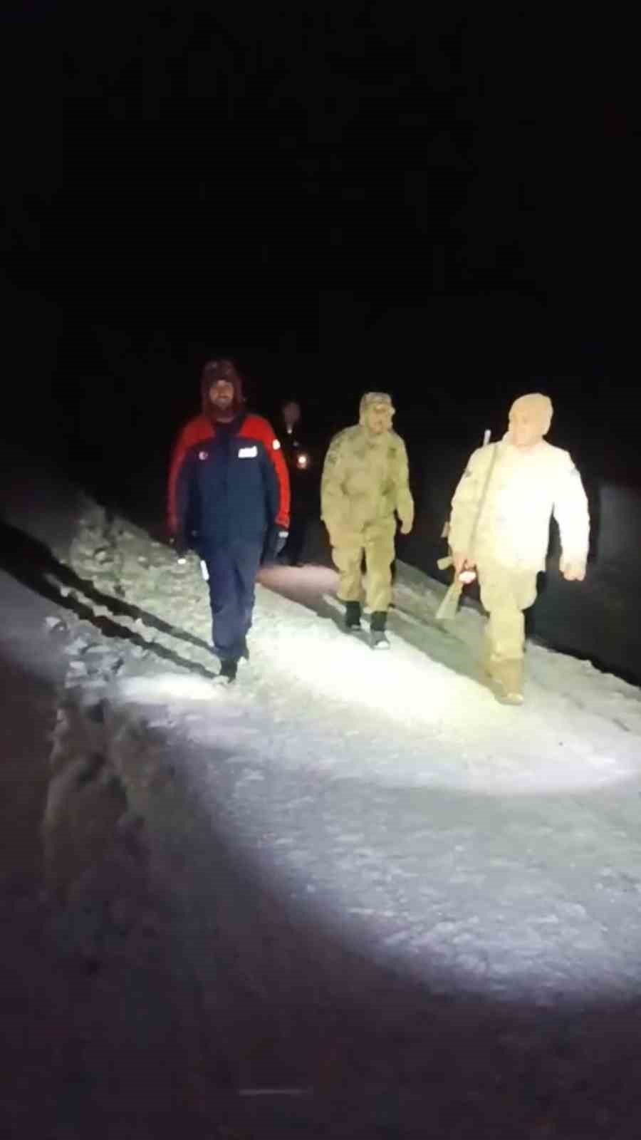 Gümüşhane’nin Sarıtaş Yaylasında kar nedeniyle gece yarısı mahsur kalan 4