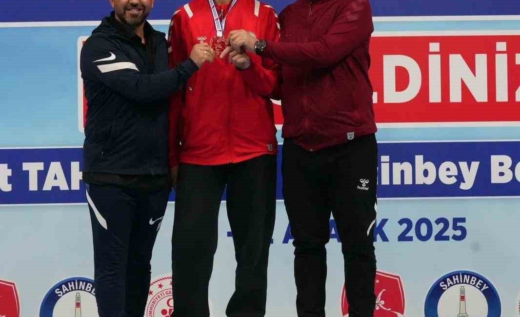 Gaziantep’in Şahinbey ilçesinde düzenlenen Büyükler Türkiye Güreş Şampiyonasında Erzincanlı güreşçi