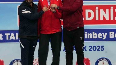 Gaziantep’in Şahinbey ilçesinde düzenlenen Büyükler Türkiye Güreş Şampiyonasında Erzincanlı güreşçi