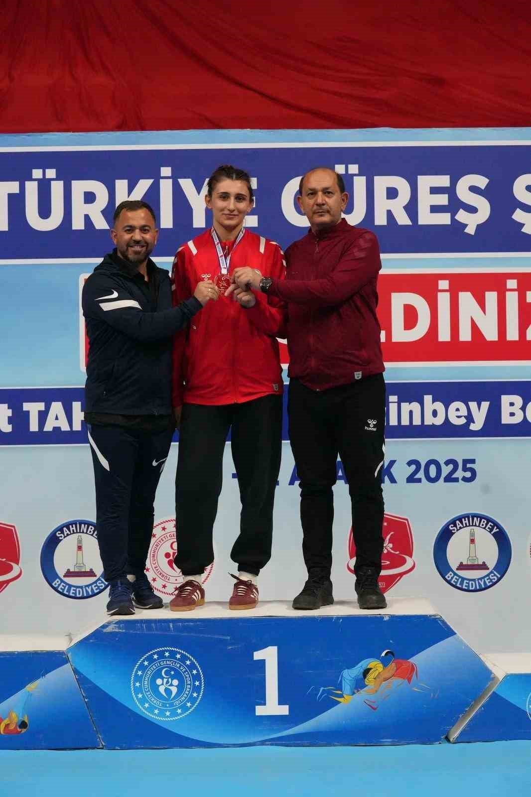 Gaziantep’in Şahinbey ilçesinde düzenlenen Büyükler Türkiye Güreş Şampiyonasında Erzincanlı güreşçi