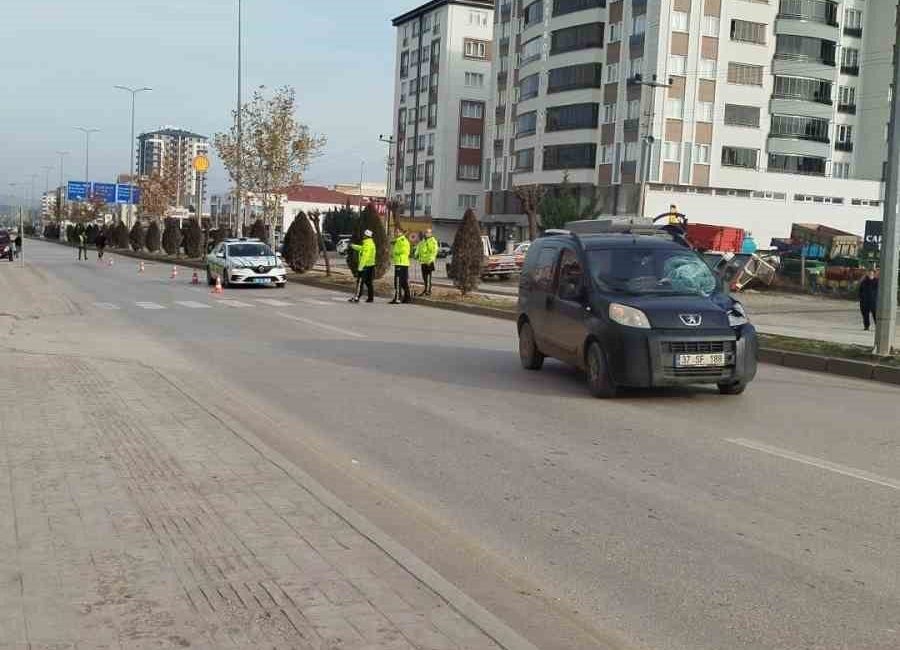 Kastamonu’da yolun karşı tarafına geçmek isterken hafif ticari aracın çarpması