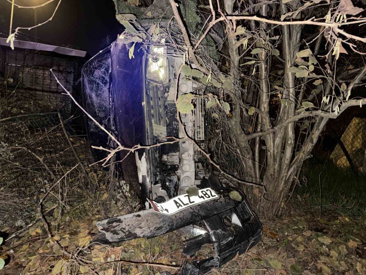 Sakarya’nın Adapazarı ilçesinde hafif ticari araç ile çarpışan otomobilin tarlaya