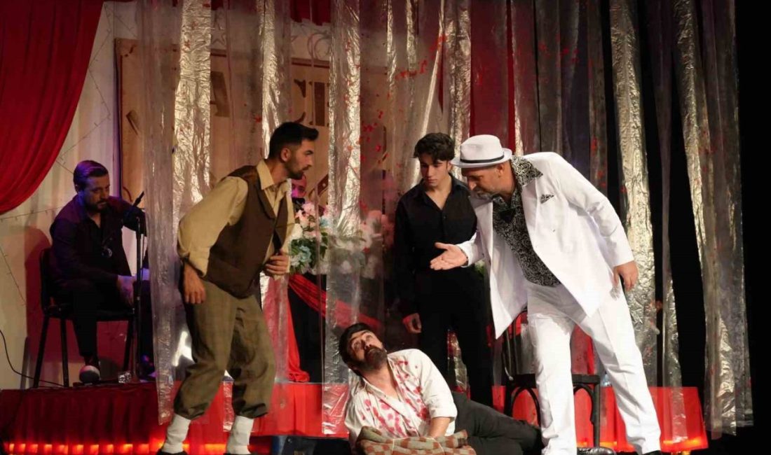 Erzurum Büyükşehir Belediyesi Şehir Tiyatrosu’nun sahneye koyduğu “Hançer Havası” oyunu