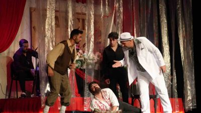 Erzurum Büyükşehir Belediyesi Şehir Tiyatrosu’nun sahneye koyduğu “Hançer Havası” oyunu