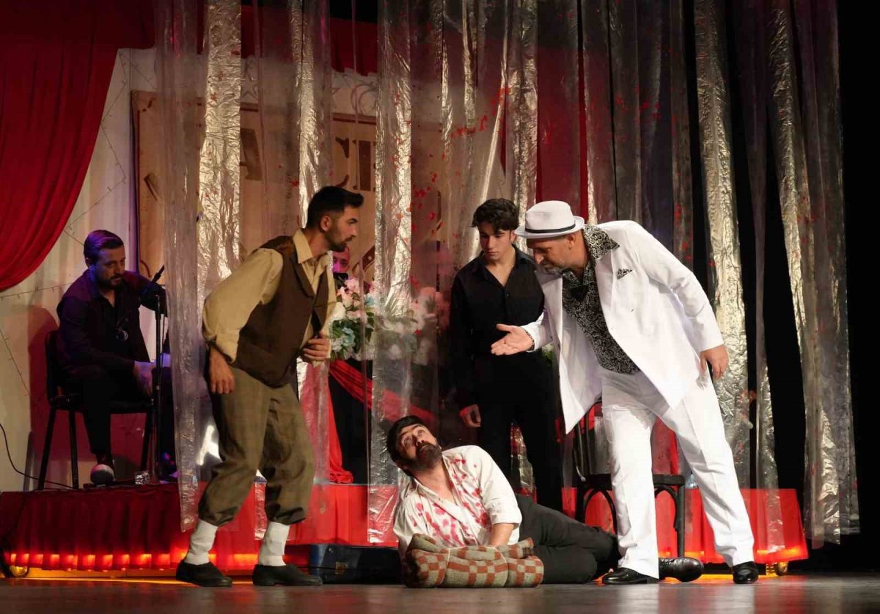 Erzurum Büyükşehir Belediyesi Şehir Tiyatrosu’nun sahneye koyduğu “Hançer Havası” oyunu