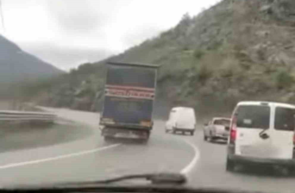 Artvin’de hatalı sollama yaparak trafiği tehlikeye düşüren tır sürücüsüne trafik