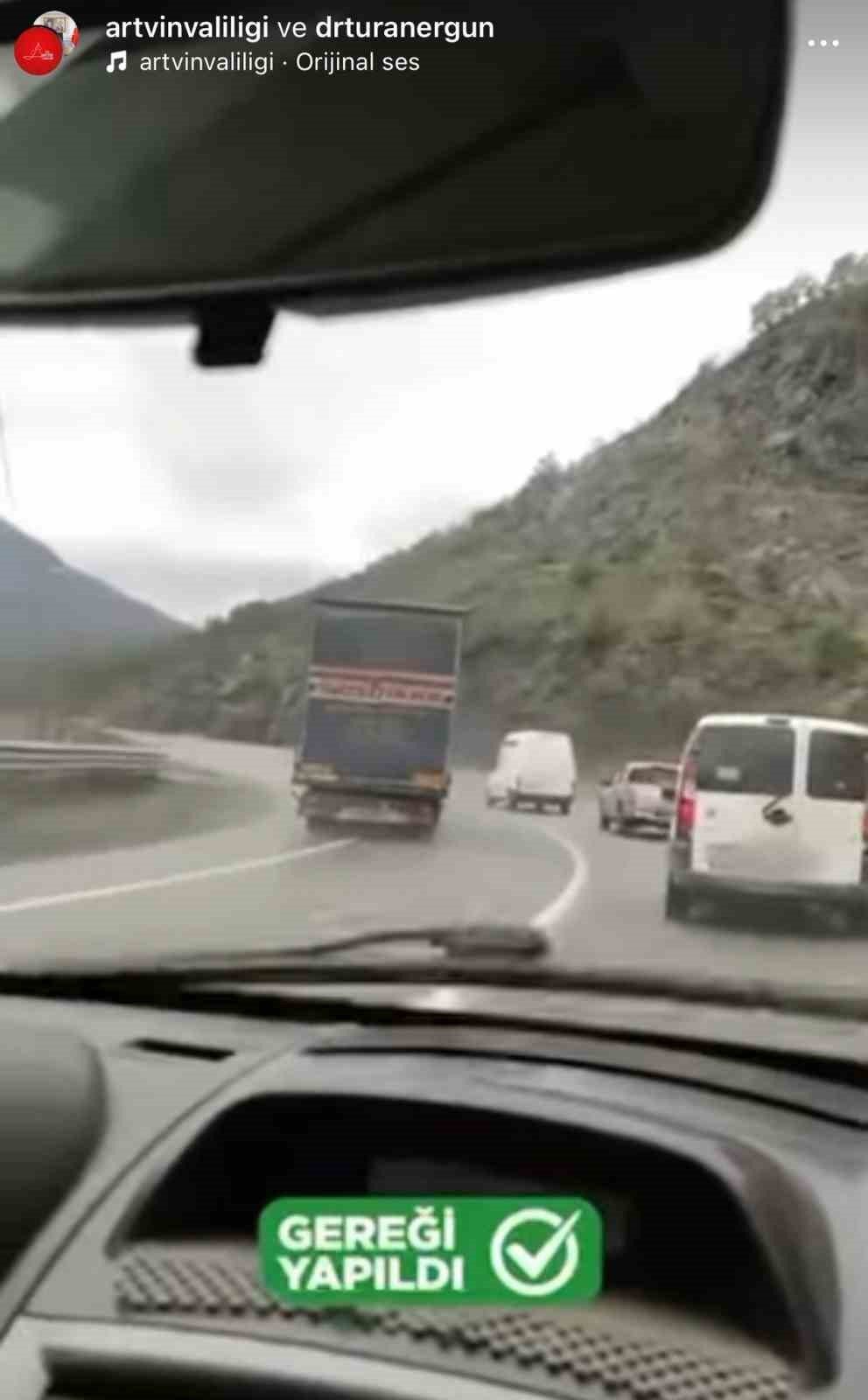 Artvin’de hatalı sollama yaparak trafiği tehlikeye düşüren tır sürücüsüne trafik
