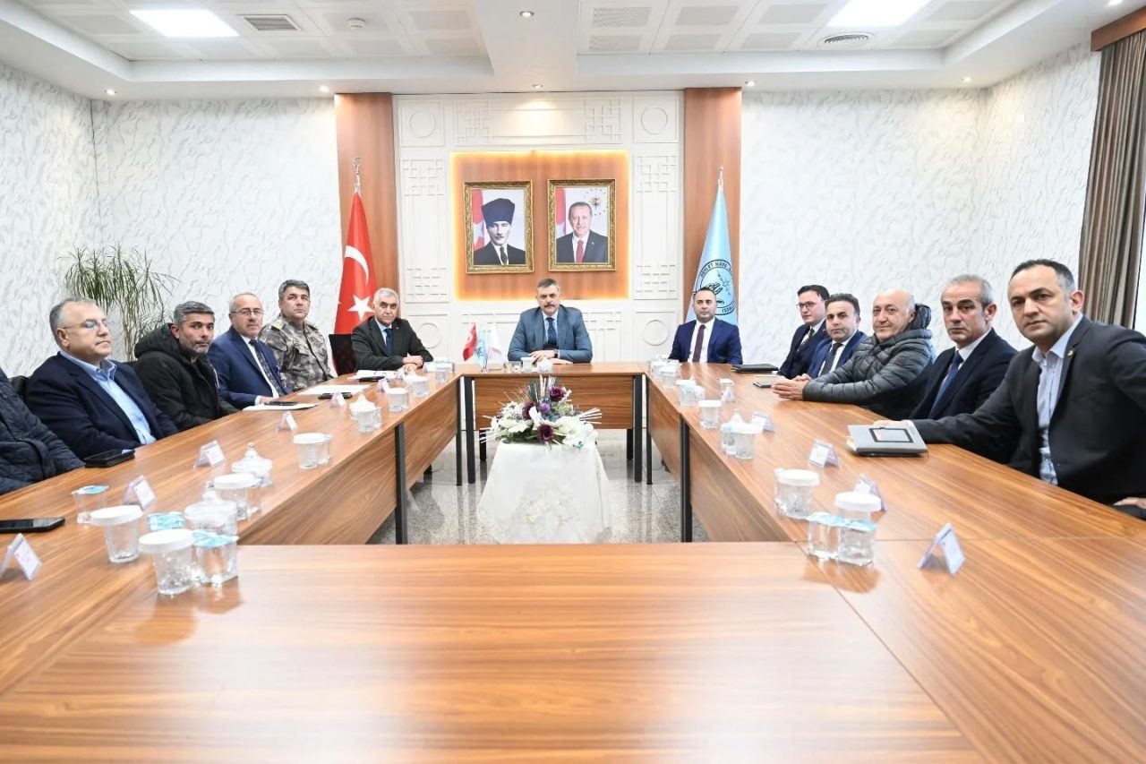 Erzurum’da “Havalimanı Kış Tedbirleri” toplantısı, Vali Mustafa Çiftçi başkanlığında gerçekleştirildi.
