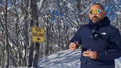 Rize’de karın tadını kayarken çıkartan vatandaş çay keyfinden de ödün