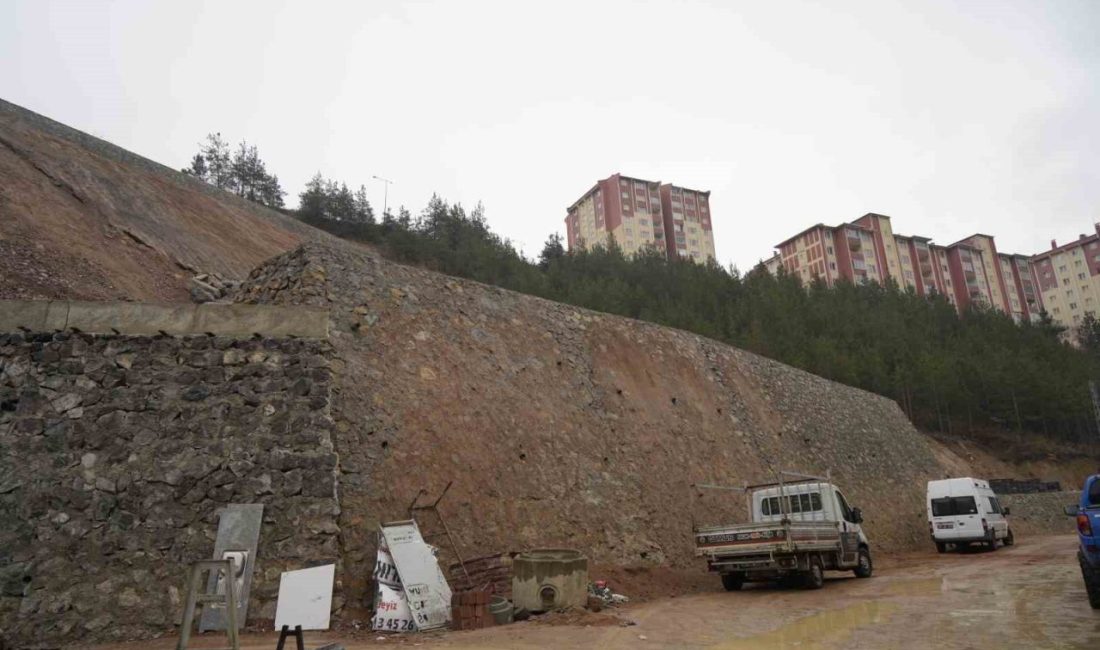 Gümüşhane’de sanayi sitesinde yaşanan heyelanın ardından yapılan istinat duvarlarında çatlaklar