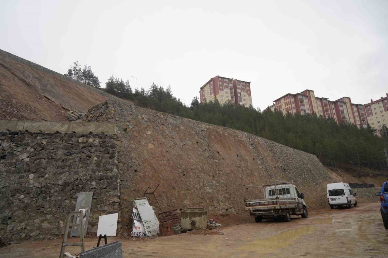 Gümüşhane’de sanayi sitesinde yaşanan heyelanın ardından yapılan istinat duvarlarında çatlaklar