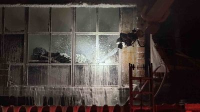 Sakarya’nın Arifiye ilçesinde bulunan bir hırdavat dükkanı alevlere teslim oldu.