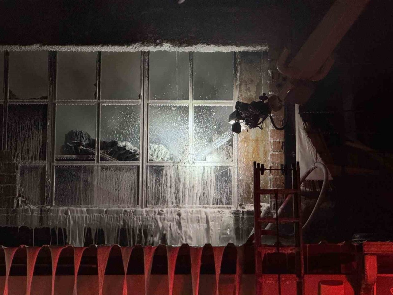 Sakarya’nın Arifiye ilçesinde bulunan bir hırdavat dükkanı alevlere teslim oldu.