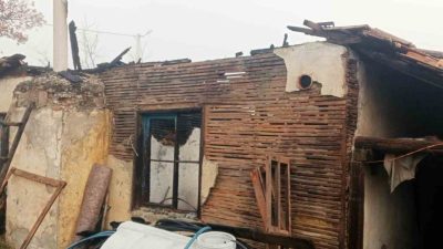 Kütahya’nın Hisarcık ilçesi Hasanlar Köyünde çıkan yangında deprem konutu kullanılmaz