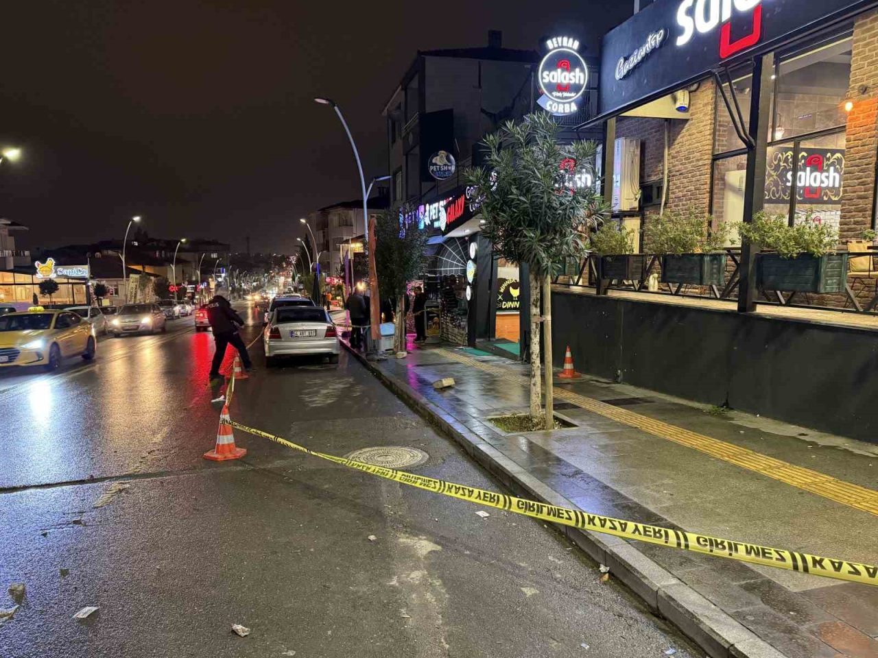 Sakarya’nın Serdivan ilçesinde iki esnaf arasında çıkan silahlı kavgada bir