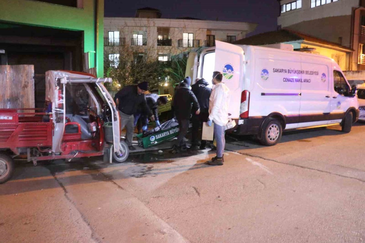 Sakarya’nın Adapazarı ilçesinde bulunan inşaat sahasında erkek cesedi bulundu. Papuççular