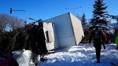 Erzurum’da meydana gelen kazada bir kamyon hızını alamayarak refüje çıkıp