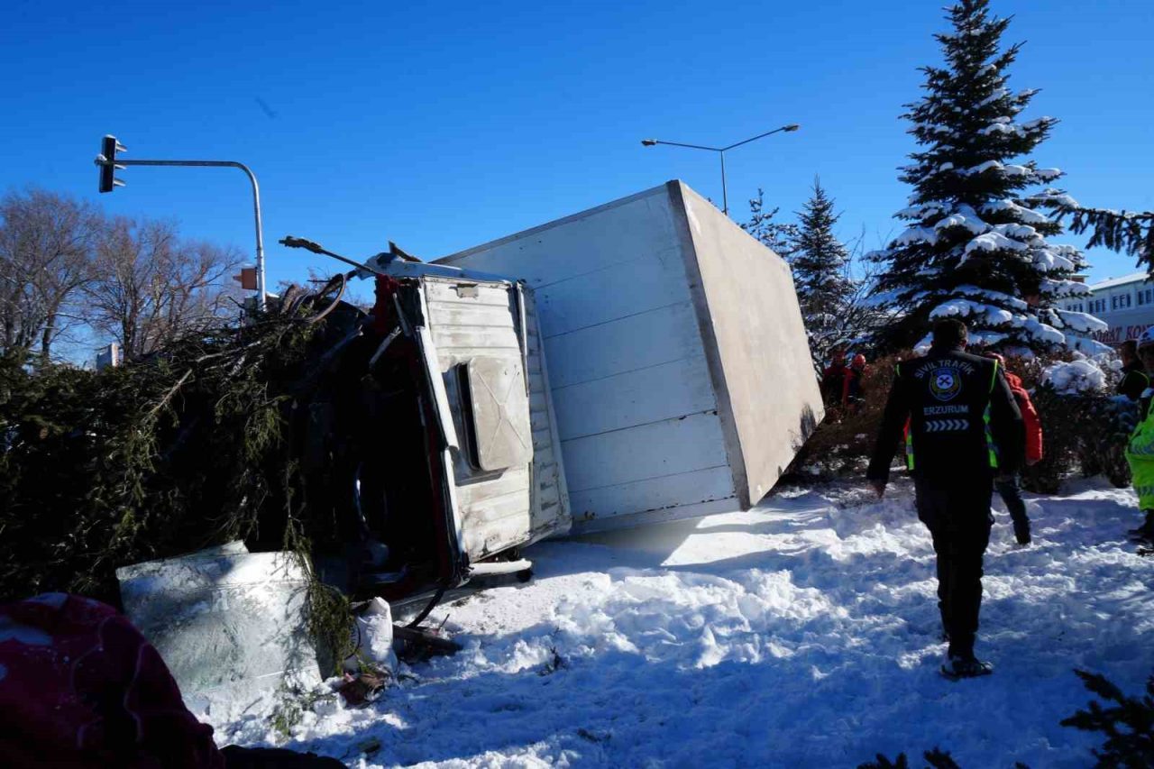 Erzurum’da meydana gelen kazada bir kamyon hızını alamayarak refüje çıkıp