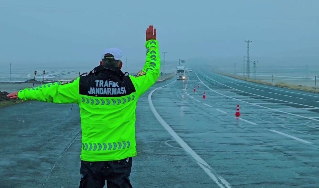 Erzurum’da jandarma trafik ekipleri kış lastiği denetimi yaptı. Erzurum İl