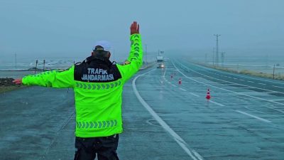 Erzurum’da jandarma trafik ekipleri kış lastiği denetimi yaptı. Erzurum İl
