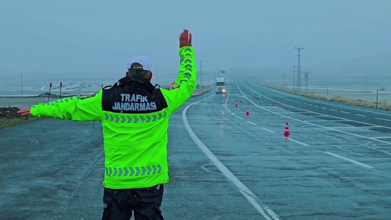 Erzurum’da jandarma trafik ekipleri kış lastiği denetimi yaptı. Erzurum İl