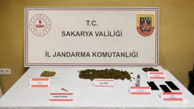 Sakarya’nın Serdivan ilçesinde bir eve düzenlenen uyuşturucu operasyonunda yakalanan 5