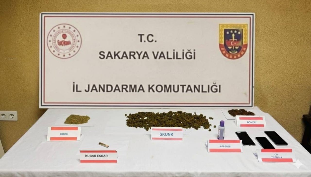 Sakarya’nın Serdivan ilçesinde bir eve düzenlenen uyuşturucu operasyonunda yakalanan 5