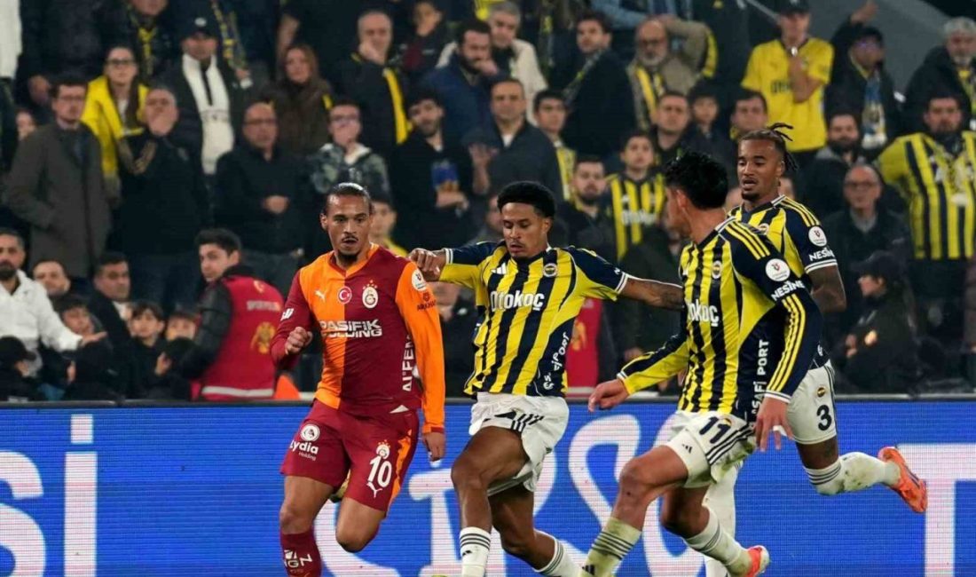 Fenerbahçe’de Jayden Oosterwolde, derbide gördüğü sarı kartla cezalı duruma düştü.