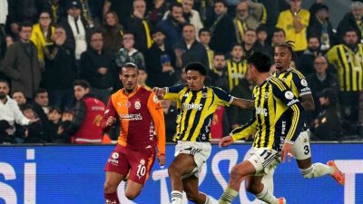 Fenerbahçe’de Jayden Oosterwolde, derbide gördüğü sarı kartla cezalı duruma düştü.