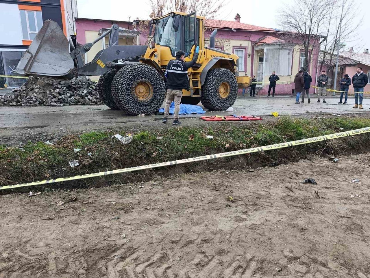 Kağızman’da emekli imamın feci sonu, kepçe altında kalan imam hayatını