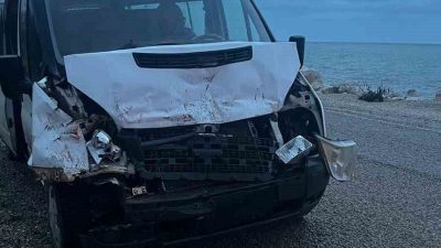 Kastamonu’nun Cide ilçesinde kamyona çarpan servis aracındaki 3 öğrenci yaralandı.