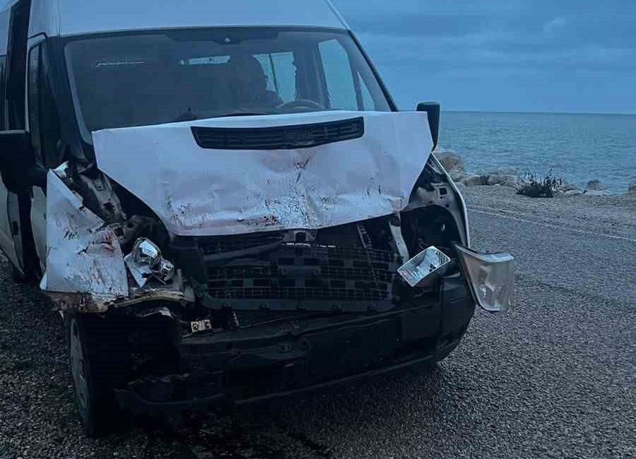 Kastamonu’nun Cide ilçesinde kamyona çarpan servis aracındaki 3 öğrenci yaralandı.