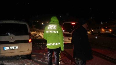 Erzincan’da kar ve tipi nedeniyle iki ana yol ulaşıma kapatıldı.