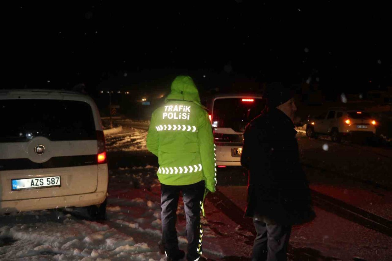 Erzincan’da kar ve tipi nedeniyle iki ana yol ulaşıma kapatıldı.