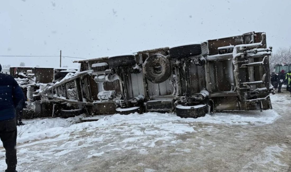 Kastamonu’da kar yağışı sebebiyle devrilen tırın sürücüsü yara almadan kurtuldu.