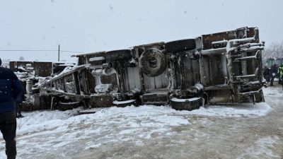 Kastamonu’da kar yağışı sebebiyle devrilen tırın sürücüsü yara almadan kurtuldu.