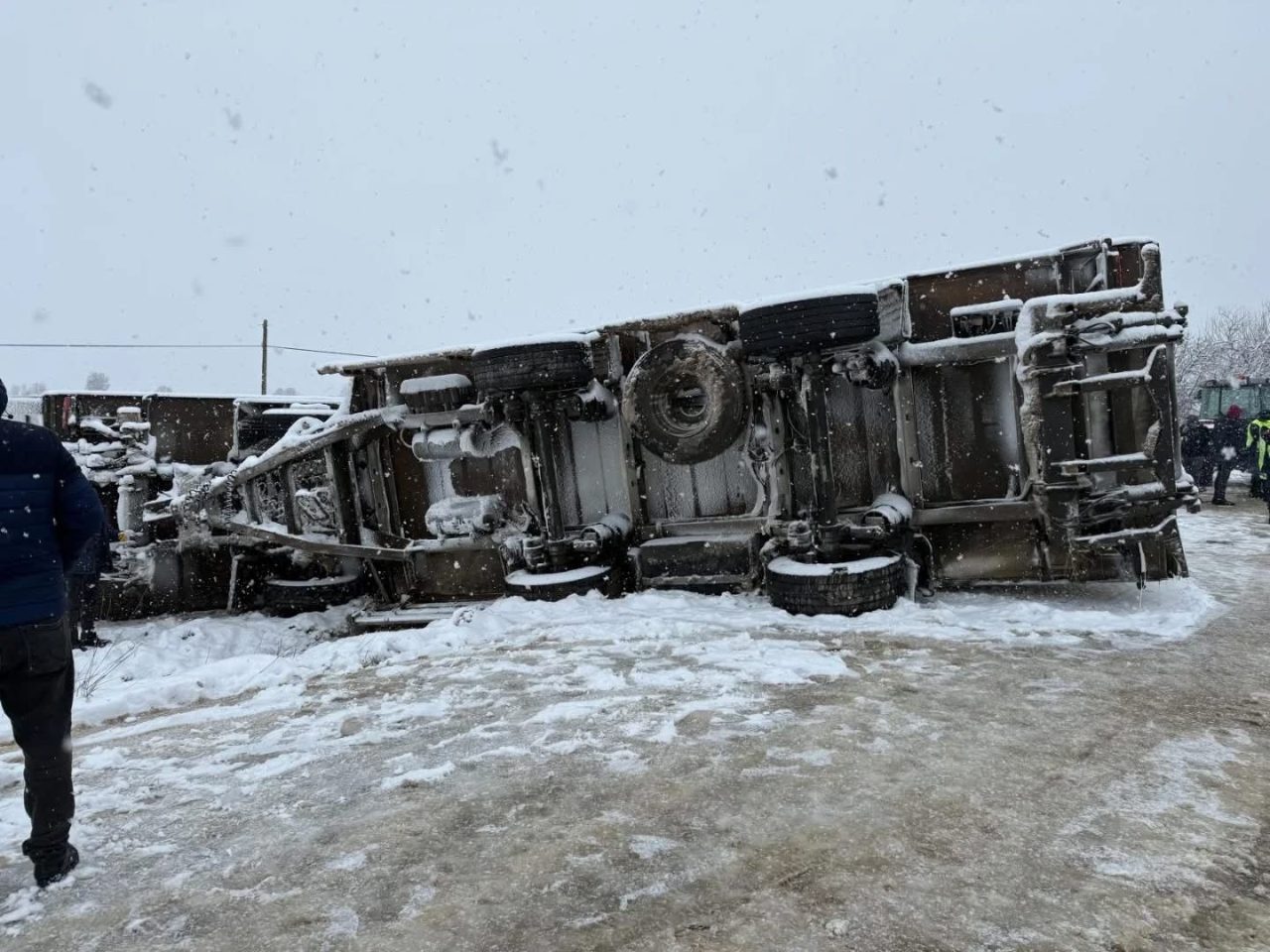Kastamonu’da kar yağışı sebebiyle devrilen tırın sürücüsü yara almadan kurtuldu.