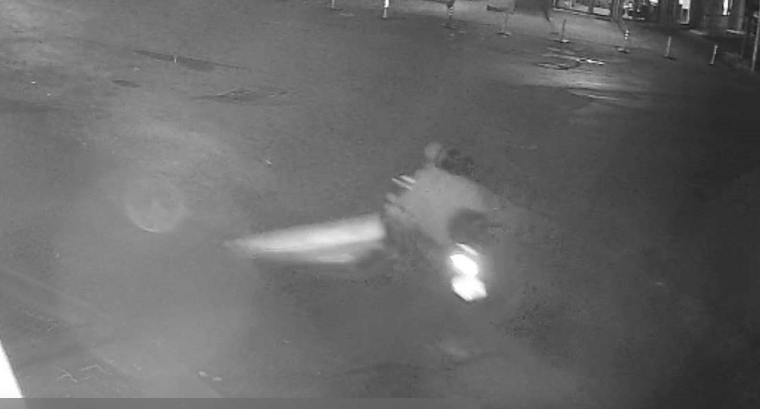 Zonguldak’ın Ereğli ilçesinde bir iş yerine motosikletle gelen iki kişinin