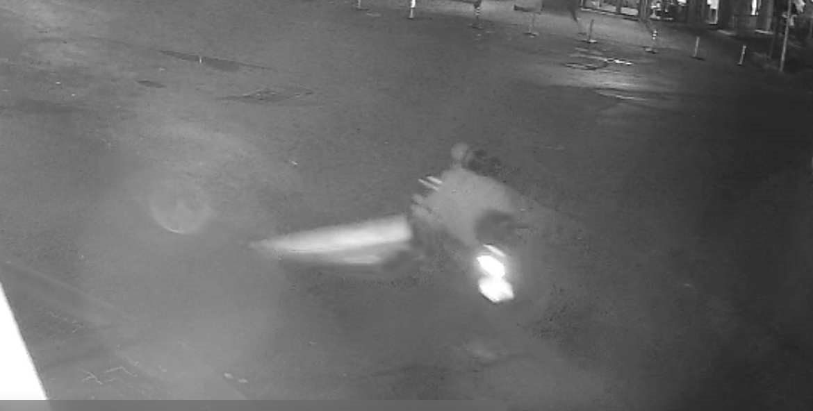 Zonguldak’ın Ereğli ilçesinde bir iş yerine motosikletle gelen iki kişinin