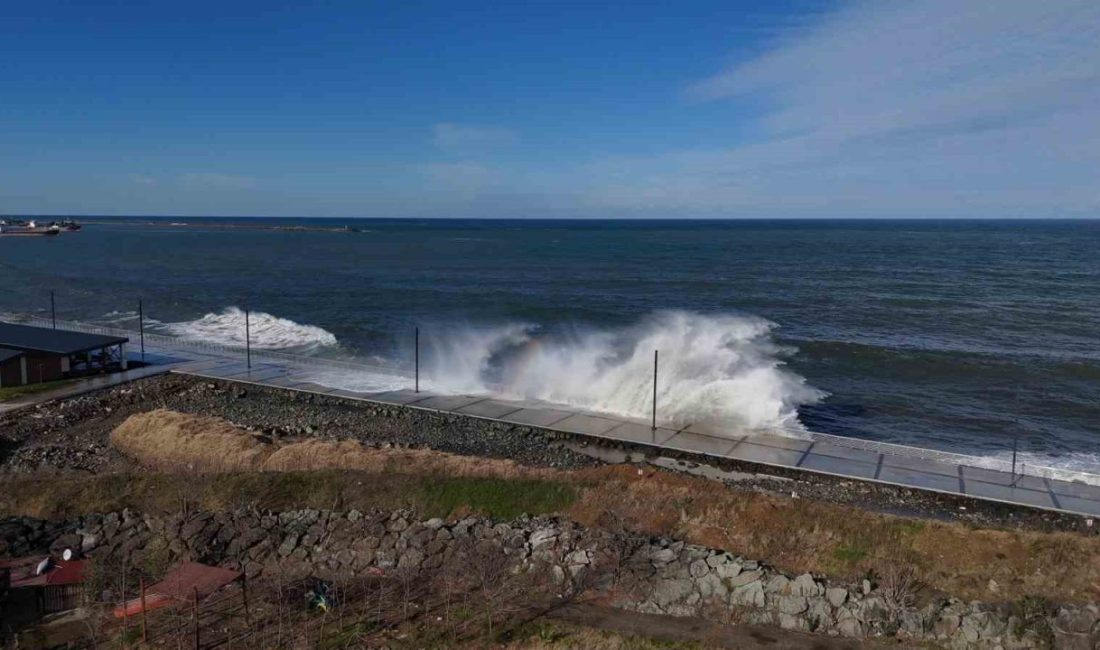 Karadeniz’de etkili olan fırtınanın getirdiği dalgalar Rize Sahili’nde havadan görüntülendi.