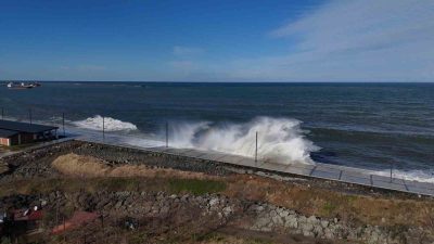 Karadeniz’de etkili olan fırtınanın getirdiği dalgalar Rize Sahili’nde havadan görüntülendi.
