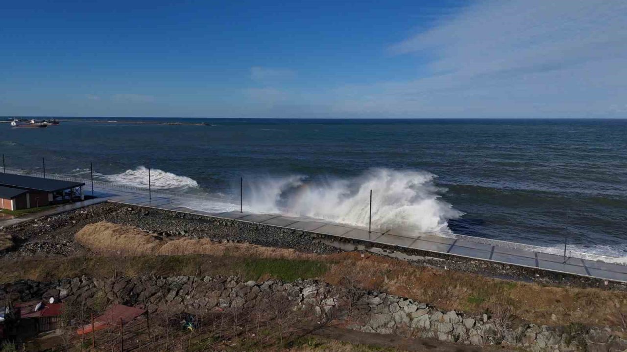 Karadeniz’de etkili olan fırtınanın getirdiği dalgalar Rize Sahili’nde havadan görüntülendi.