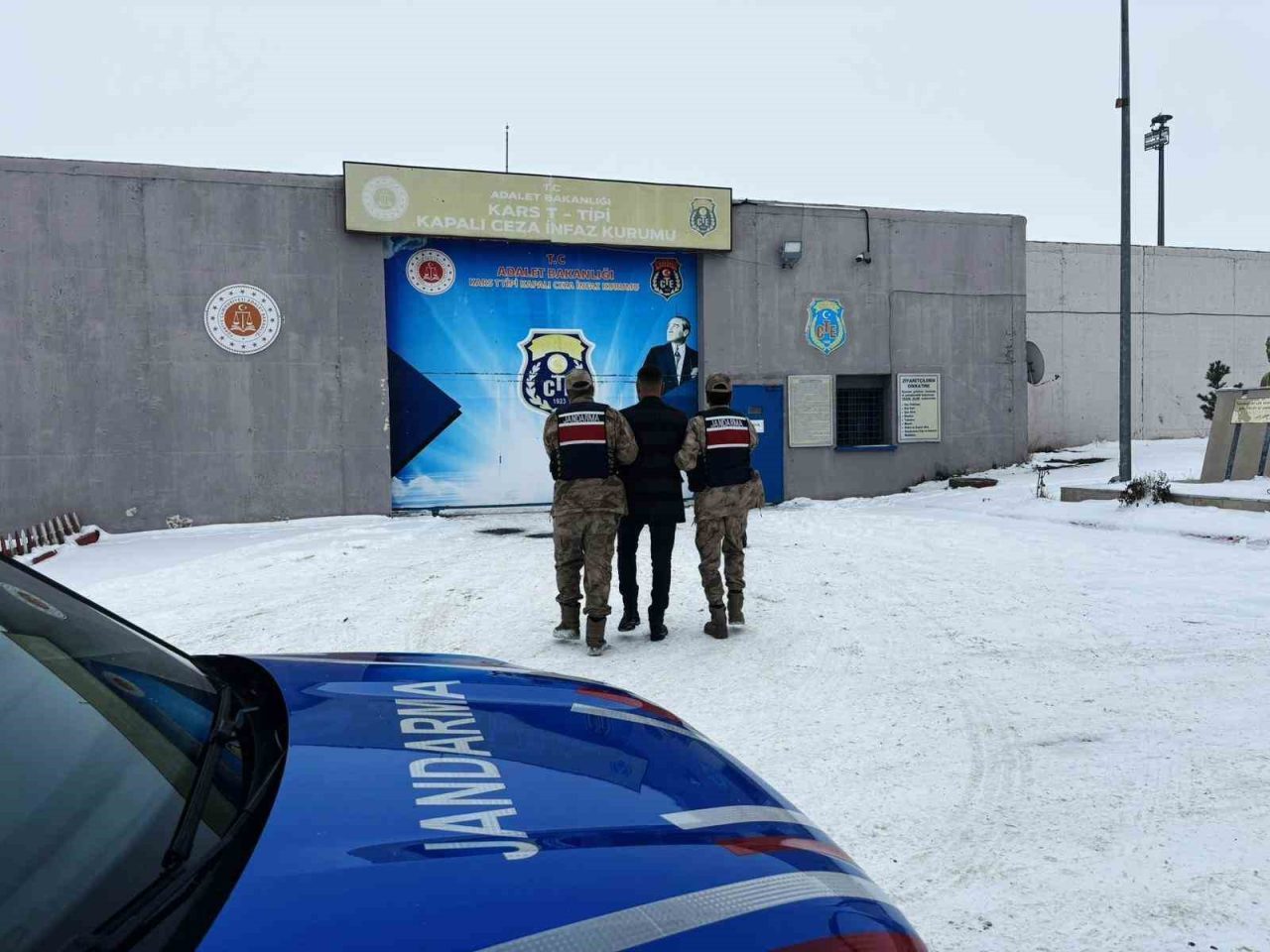 Kars İl Jandarma Komutanlığı ekiplerince, aranan şahısların yakalanmasına yönelik yürütülen