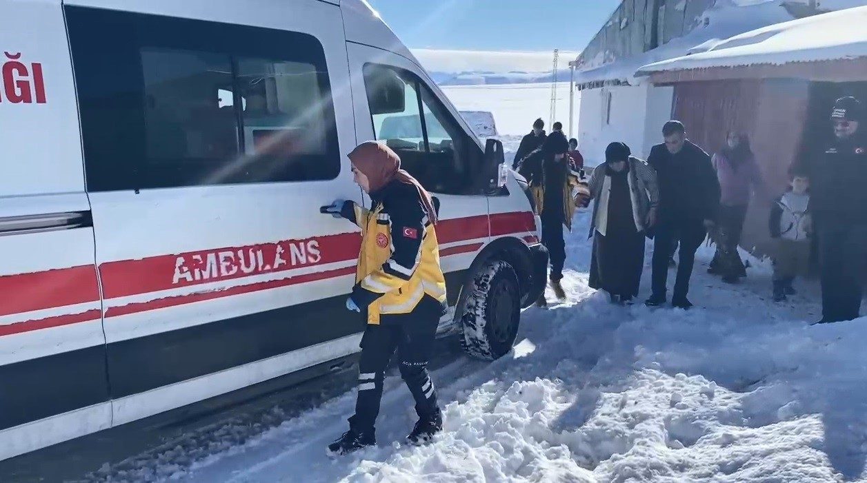 Kars’ta sağlık ve özel idare ekipleri, köylerde mahsur kalan hasta