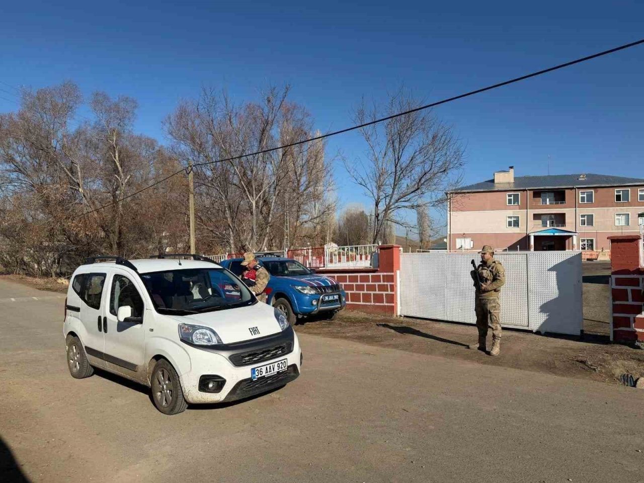 Kars’ta 62 ekip, 246 jandarmanın katılımıyla “Huzurlu Okul Önleri ve