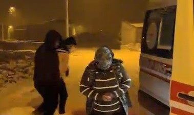 Kars’ta etkili olan yoğun kar yağışı ve tipi nedeniyle yolu