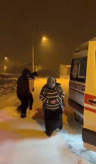 Kars’ta etkili olan yoğun kar yağışı ve tipi nedeniyle yolu