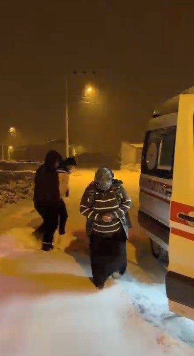 Kars’ta etkili olan yoğun kar yağışı ve tipi nedeniyle yolu