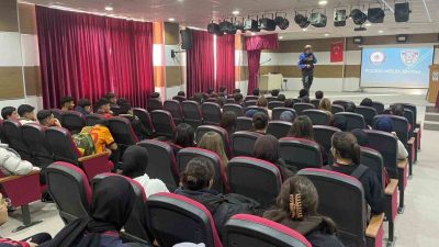 Kars’ta öğrencilere polislik mesleğini tanıtmak amacıyla bilgilendirme etkinliği düzenlendi. Polis