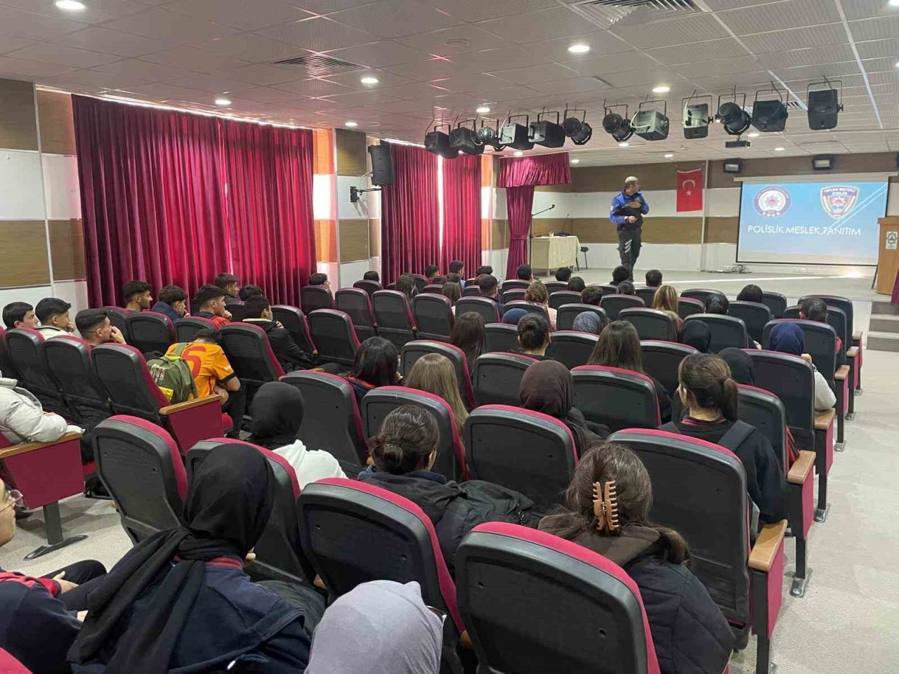 Kars’ta öğrencilere polislik mesleğini tanıtmak amacıyla bilgilendirme etkinliği düzenlendi. Polis